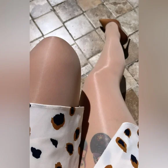 NUDE SKIN SUPER SHINY SILKY SEAMLESS MAKE YOUR LEGS LOOK PERFECT PANTYHOSE 🤩🤩 - Picture 4 of 5